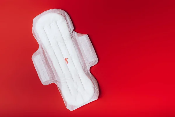 Serwetka Sanitarna Czerwonymi Kulkami Imitującymi Menstruację Czerwonym Tle Opieka Zdrowotna — Zdjęcie stockowe