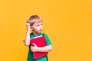 Okula geri döndü, küçük okul çocuğu kameraya poz verdi, diye düşündü..
