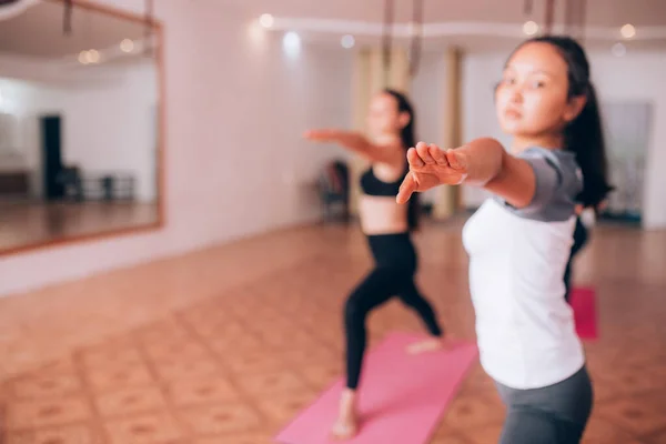 Schöne Junge Mädchen Machen Hatha Yoga Auf Teppichen Entspannen Gesundheit — Stockfoto