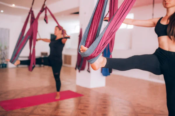 Schöne Junge Mädchen Machen Fly Yoga Auf Hängematten Strecken Die — Stockfoto