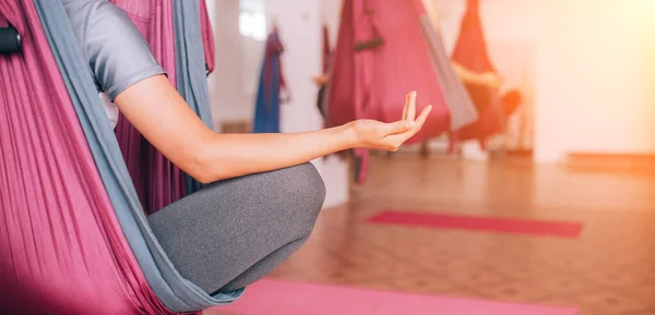 Schöne Junge Mädchen Machen Fly Yoga Auf Hängematten Meditieren Auf — Stockfoto