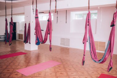 Tavana sabitlenmiş hamak, yoga ekipmanları, yoga salonu, sağlık hizmetleri..