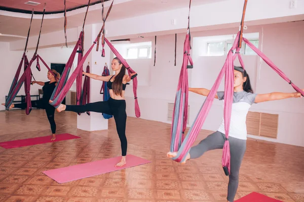 Schöne Junge Mädchen Machen Fly Yoga Auf Hängematten Strecken Die — Stockfoto