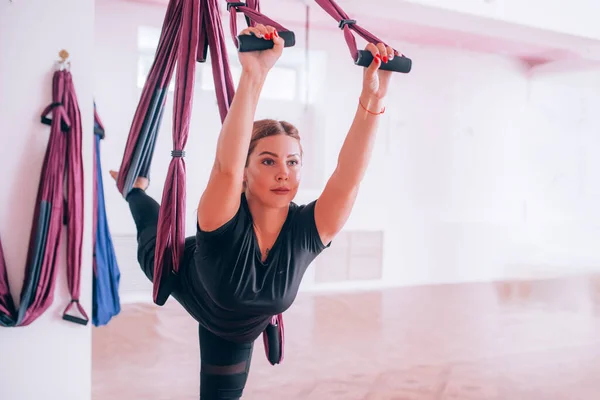 Schöne Junge Mädchen Machen Fly Yoga Auf Hängematten Strecken Die — Stockfoto