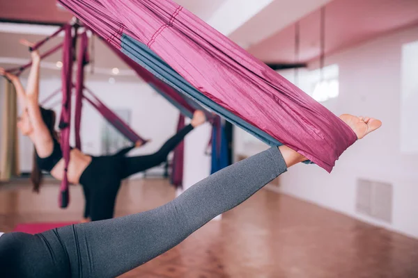 Schöne Junge Mädchen Machen Fly Yoga Auf Hängematten Strecken Die — Stockfoto