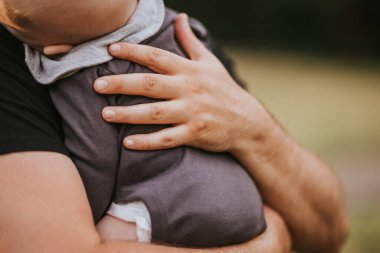 Genç bir aile hafta sonu parkta piknik yapıyor, aile tatili, yaz tatili.