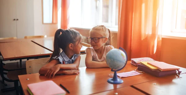 Två Skolflickor Sitter Vid Ett Skrivbord Och Diskuterar Syftet Med — Stockfoto