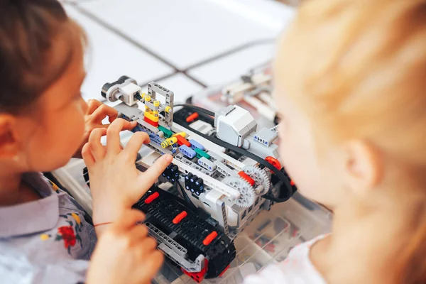 Дві Школярки Навчаються Класі Робототехніки Збирають Конструктора Робота — стокове фото