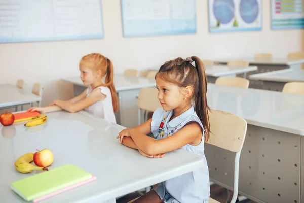 Dos Colegialas Sientan Escritorio Escuela Discuten Propósito Lección —  Fotos de Stock