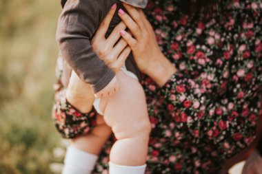 Genç bir aile hafta sonu parkta piknik yapıyor, aile tatili, yaz tatili..