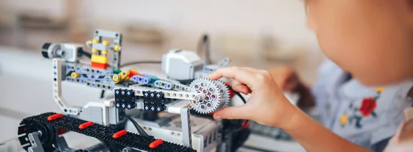 Dos Colegialas Estudian Una Clase Robótica Montan Robot Constructor —  Fotos de Stock