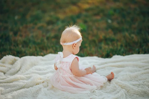 Pembe Elbiseli Küçük Bir Bebek Parkta Beyaz Bir Ekose Üzerinde — Stok fotoğraf