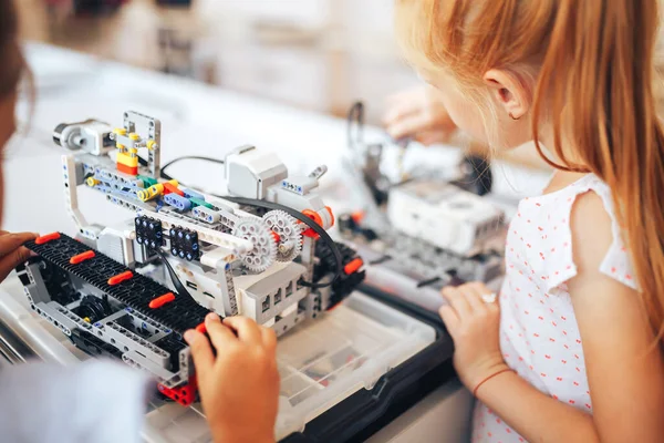 Dos Colegialas Estudian Una Clase Robótica Montan Robot Constructor —  Fotos de Stock