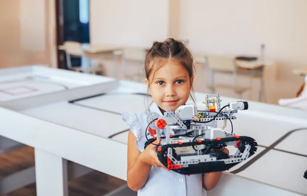 Μαθήτρια Που Κρατάει Ρομπότ Κατασκευαστή Στην Τάξη Ρομποτικής — Φωτογραφία Αρχείου