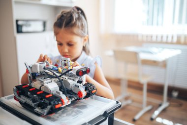 Robotik dersinde robot öğrenci tutuyordu..