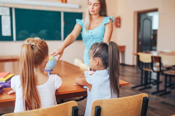 Geografi Lärare Visar Två Skolflickor Jordglob Individuell Undervisning Valfri — Stockfoto