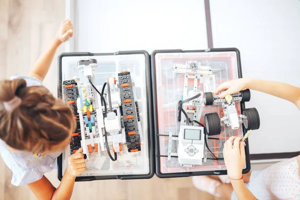 Dos Colegialas Estudian Una Clase Robótica Montan Robot Constructor — Foto de Stock