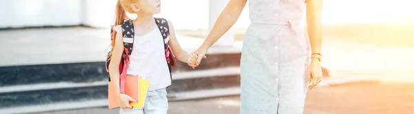 Mamma Che Tiene Mano Suo Bambino Mamma Incontra Suo Bambino — Foto Stock