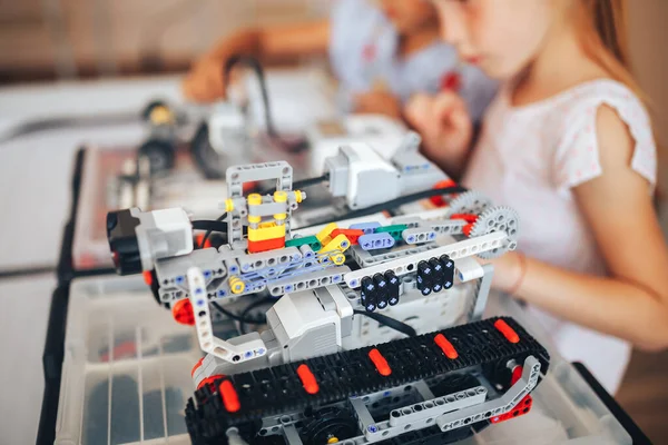 Дві Школярки Навчаються Класі Робототехніки Збирають Конструктора Робота — стокове фото