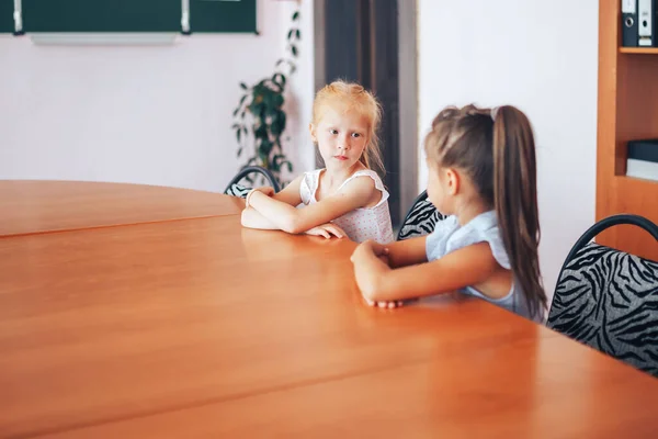 Дві Школярки Сидять Шкільним Столом Обговорюють Мету Уроку — стокове фото