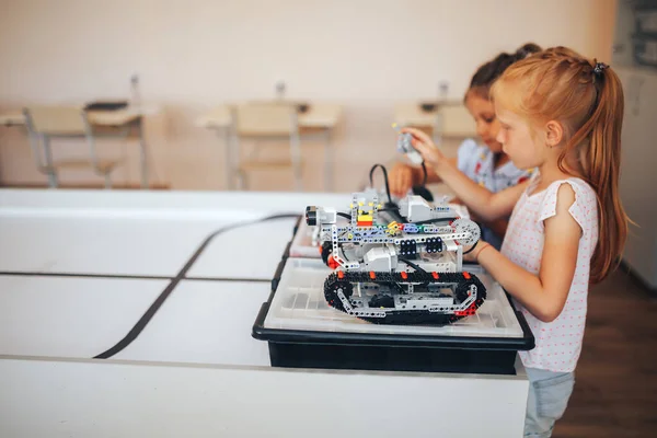 Две Школьницы Учатся Классе Робототехники Собирают Робота Конструктора — стоковое фото