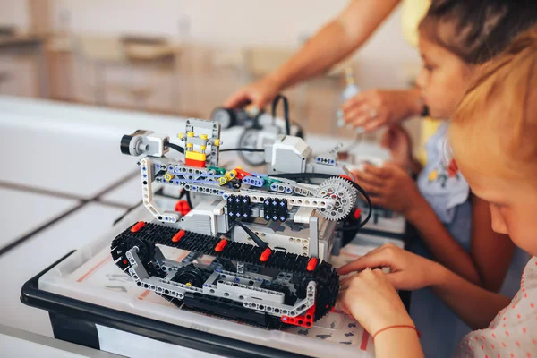 Deux Écolières Étudient Dans Une Classe Robotique Assemblent Constructeur Robots — Photo