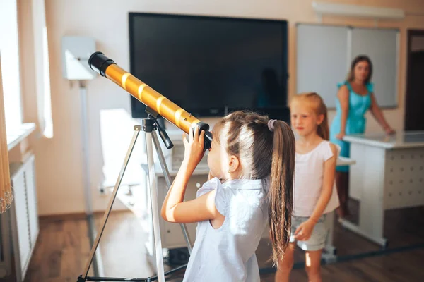 Dwie Uczennice Patrzą Przez Teleskop Lekcję Astronomii Powrót Szkoły Edukacja — Zdjęcie stockowe