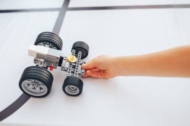 Robotik dersinde robot öğrenci tutuyordu..