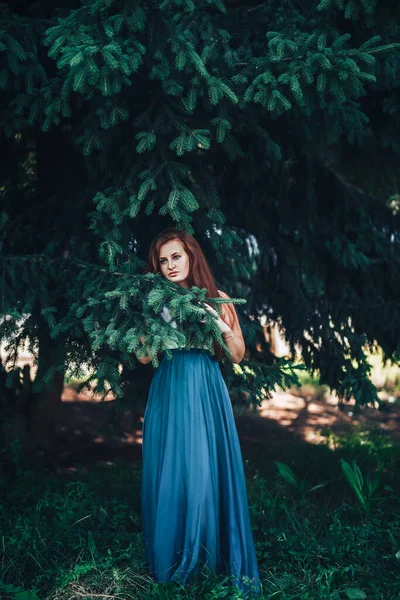 Piękna Rudowłosa Dziewczyna Tle Choinki Niebieskiej Sukience Czas Wiosny Naturalne — Zdjęcie stockowe