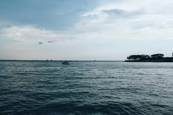 Piękne Spokojne Morze Słoneczny Jasny Dzień Statki Pływają Oddali — Zdjęcie stockowe