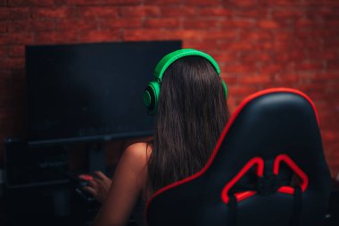 E-Spor. Strateji oyunu oynayan bir kız. Buhar Topluluğu. ESports Kulübü, afiş