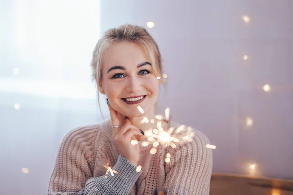 Elinde maytap tutan genç kız Noel 'in gelişinden çok mutlu, Mutlu Noeller ve mutlu yıllar. — Stok fotoğraf