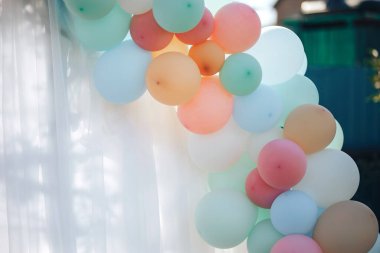 Çok renkli balonlar helyumla doldurulur ve birbirlerine bağlanırlar..