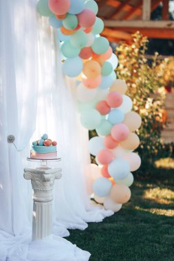 Helyum dolu renkli balonlar ve birbirine bağlı mavi-pembe balonlar..