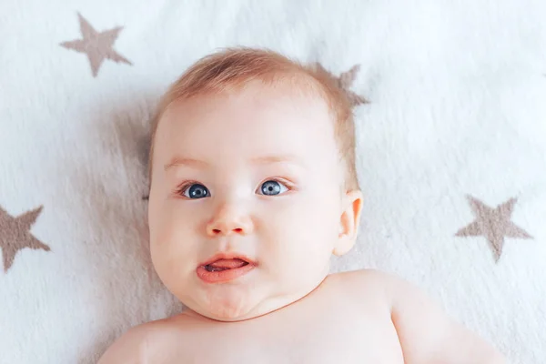Маленькие Гримасы Перед Камерой Новорожденный Ребенок Голубыми Глазами Светлыми Волосами — стоковое фото
