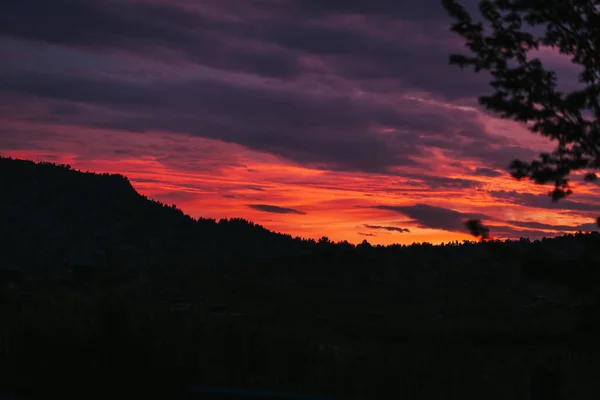 Закат Фоне Облачного Неба Высоких Гор Ярко Красный Закат — стоковое фото