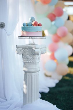 Helyum dolu renkli balonlar ve birbirine bağlı mavi-pembe balonlar..