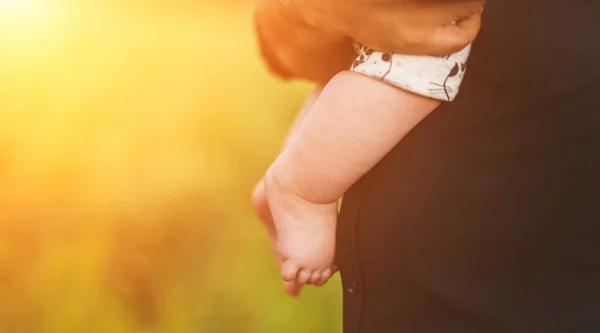 Newborn Baby Arms Parents Open Air — Stock Photo, Image