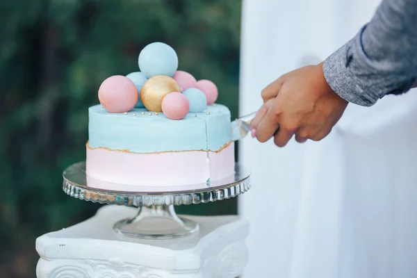 Zwei-Klassen-Kuchen ist zweifarbig, der Boden des Kuchens ist rosa und die Oberseite ist blau, der Kuchen hat verschiedene Kugeln — Stockfoto