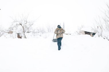 Şiddetli kar yağışı sonrası kar küreğiyle kar kaldırma