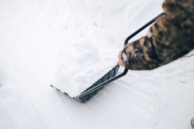 Şiddetli kar yağışı sonrası kar küreğiyle kar kaldırma