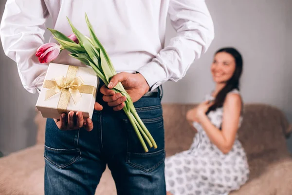 Homme Tenant Cadeau Des Tulipes Derrière Lui Une Fille Attente — Photo