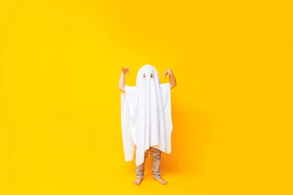 Garotinho Vestindo Traje Fantasma Bonito Halloween Fundo Amarelo — Fotografia de Stock