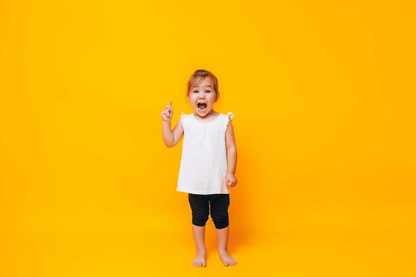 Gritando Menina Mostrando Polegar Para Cima Fundo Amarelo — Fotografia de Stock