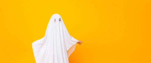 Garotinho Vestindo Traje Fantasma Bonito Halloween Fundo Amarelo — Fotografia de Stock