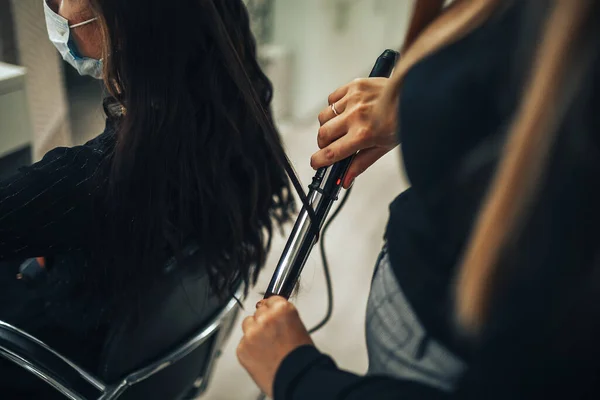 Γυναίκα Ιατρική Μάσκα Φτιάχνει Μαλλιά Της Κομμωτήριο Κατά Διάρκεια Πανδημίας — Φωτογραφία Αρχείου