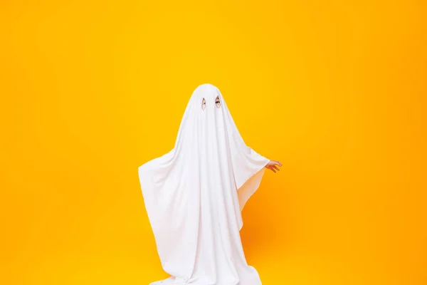 Garotinho Vestindo Traje Fantasma Bonito Halloween Fundo Amarelo — Fotografia de Stock