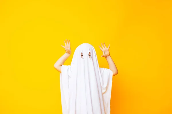 Garotinho Vestindo Traje Fantasma Bonito Halloween Fundo Amarelo — Fotografia de Stock