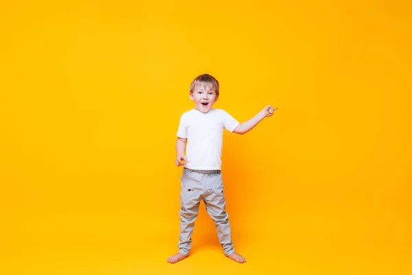 Rapaz Bonito Pontos Fundo Amarelo Com Mão Para Lado Foto — Fotografia de Stock