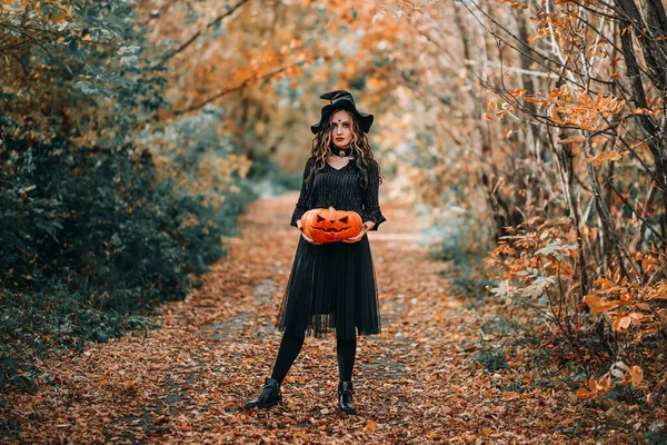 Mulher Traje Bruxa Halloween Segurando Uma Grande Abóbora Com Rosto — Fotografia de Stock